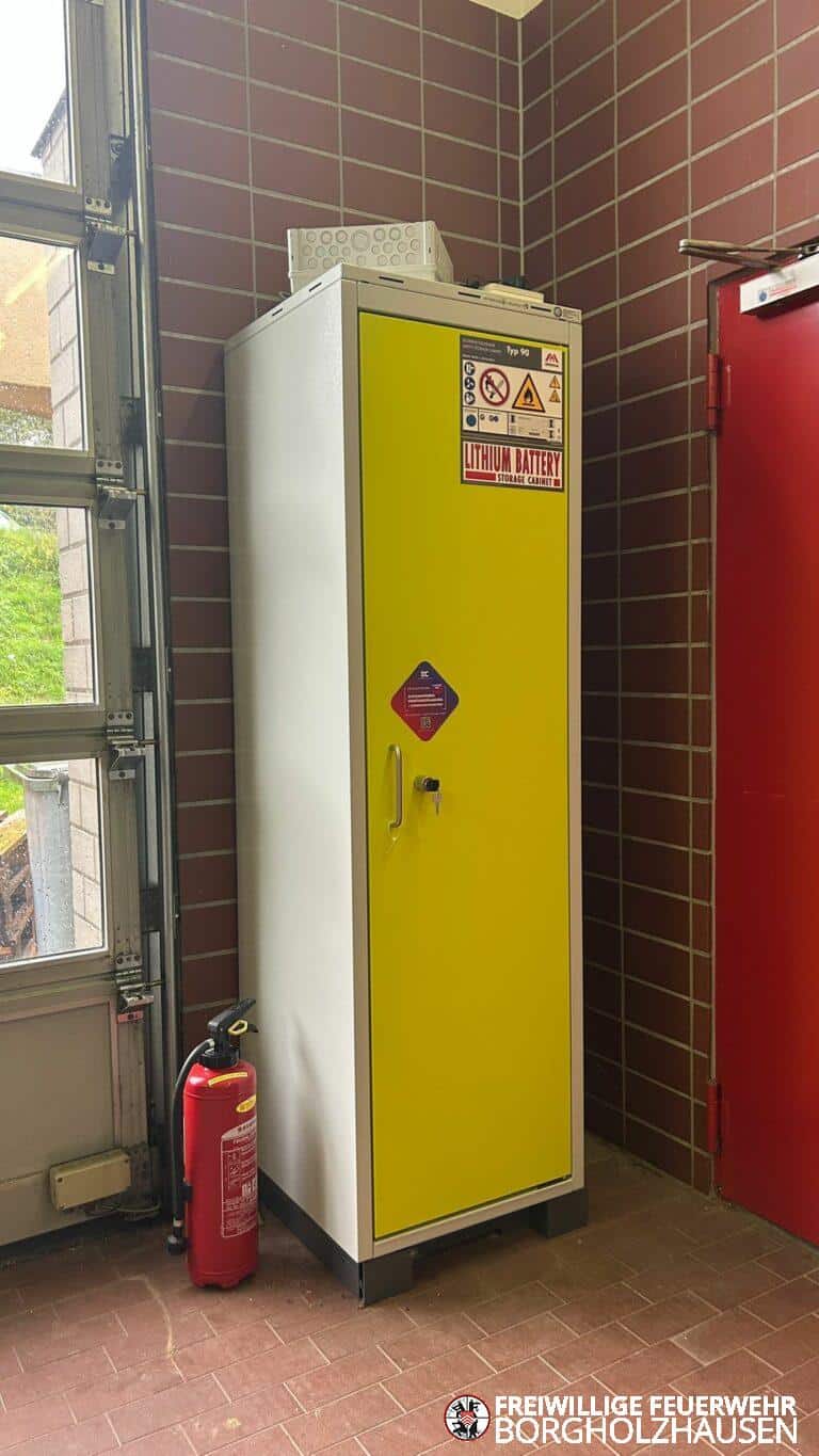 Einer der beiden Batterieladeschränke steht ab sofort im Feuerwehrgerätehaus an der Sundernstraße. Der andere, baugleiche Schrank steht beim Löschzug Bahnhof