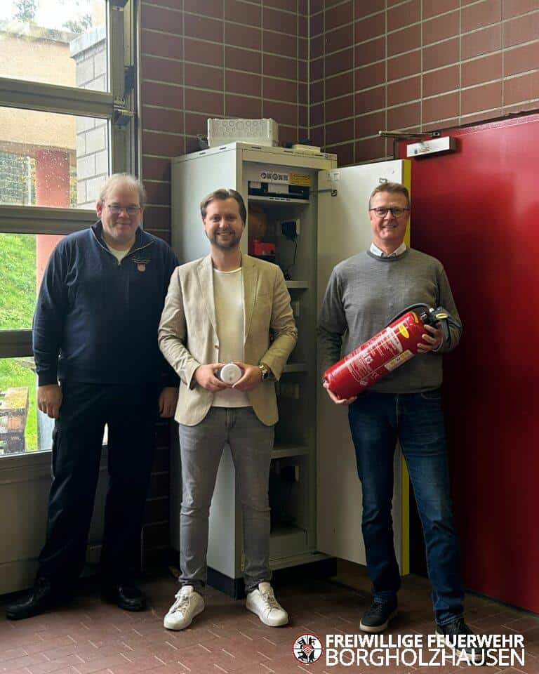 Den Feuerlöscher braucht die Feuerwehr im Falle eines defekten Akkus künftig nicht mehr so schnell. Im neuen Ladeschrank laden die Akkus sicher. Und sollte doch mal ein Unglück passieren, schützt der Schrank durch seinen Aufbau das Gebäude und die anderen Ausrüstungsgegenstände.