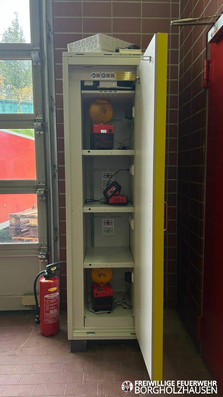 Der Batterieladeschrank bietet auf mehreren voneinander getrennten Ebenen Platz um diverse Akkus sicher zu laden.